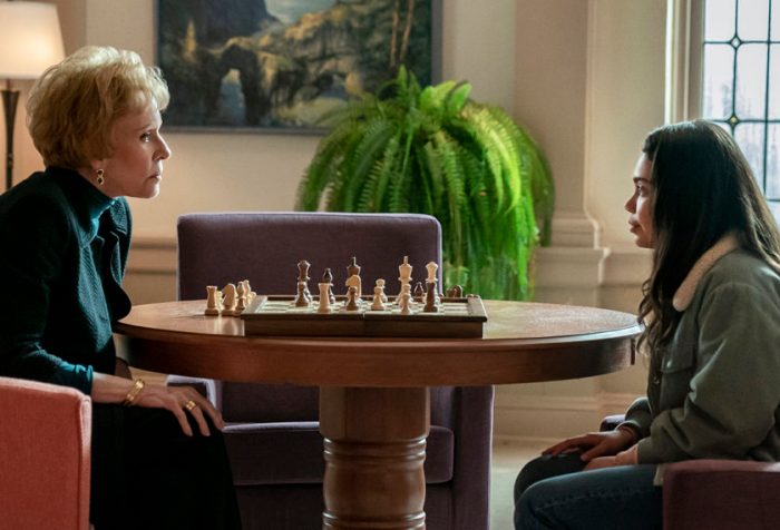 Comedy legend Carol Burnett glares at teen when she asks "Who's Carol Burnett?"